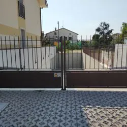 Cancello condominiale con apertura elettrica per l'accesso auto